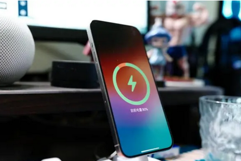 下花园苹果15换屏服务分享用什么充电器给iPhone15充电更好 